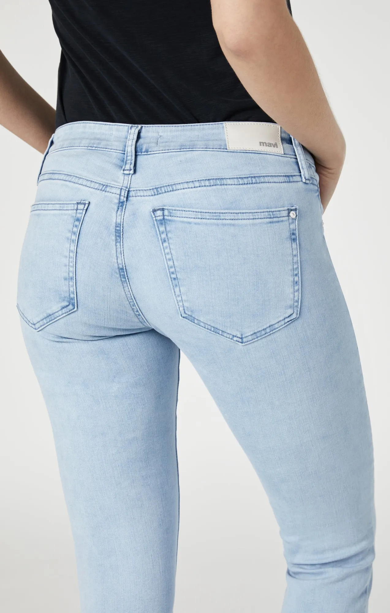 ALEXA SKINNY IN SKY FEATHER BLUE